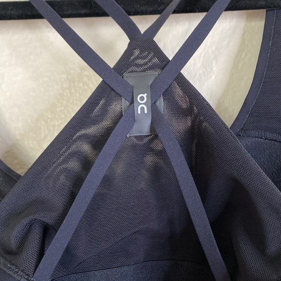 On Running sports bra Women's medium Black Strappy - Picture 2 of 4